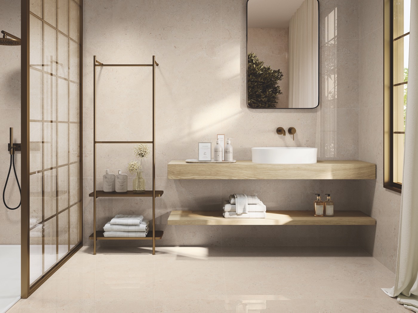Baño con revestimiento y pavimento efecto piedra en tono arena y lavabo sobre repisa de madera