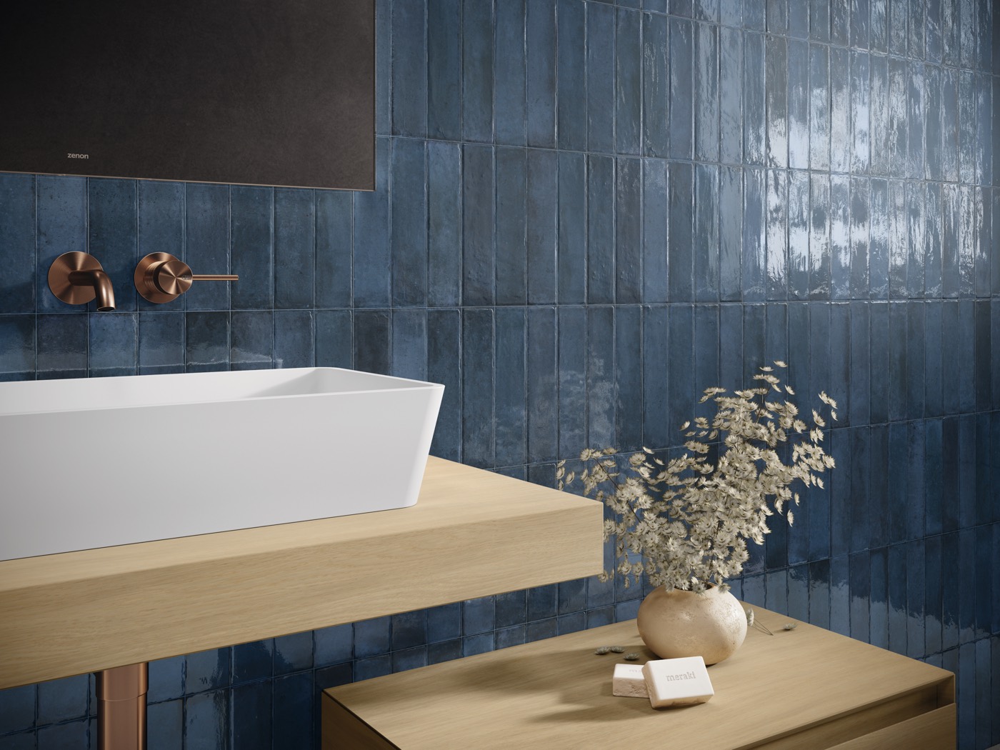 Baño con revestimiento cerámico azul brillante de formato alargado y lavabo sobre encimera de madera