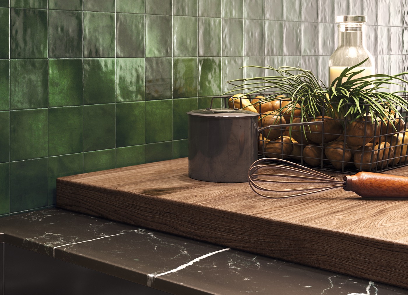 Detalle de cocina con revestimiento verde brillante de aspecto artesanal